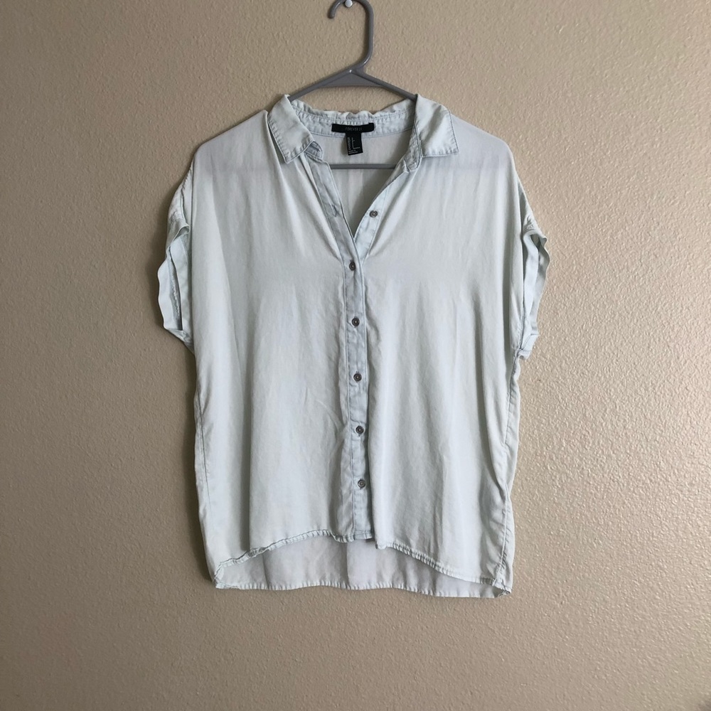 Light chambray button up short sleeve shirt